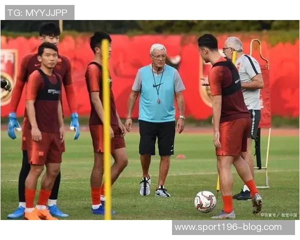 拜仁新款热身服色彩斑斓引发球迷热议纷纷吐槽设计失误